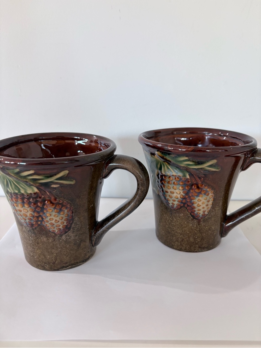 Brown Pine Cone Ceramic Mugs Set of 2 Folk Art Cabin Core Rustic Earthy EUC